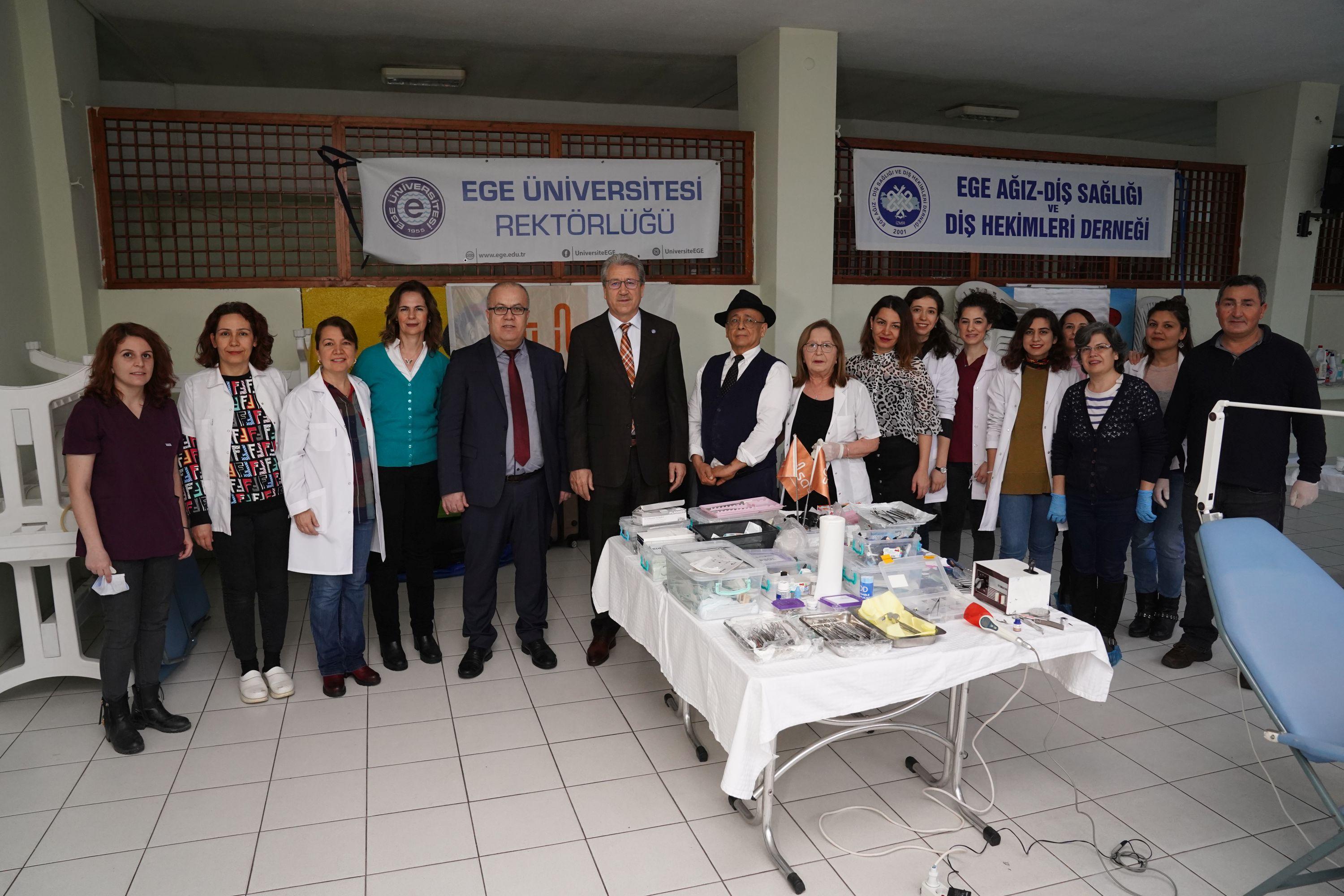 Egeli gönüllülerden Sevgi Evlerindeki miniklere ağız ve diş bakımı