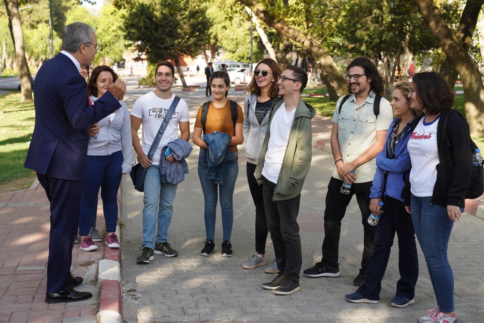 Egeli gençlerden “Yaşamak evde de güzel” mesajı Ege Üniversitesi