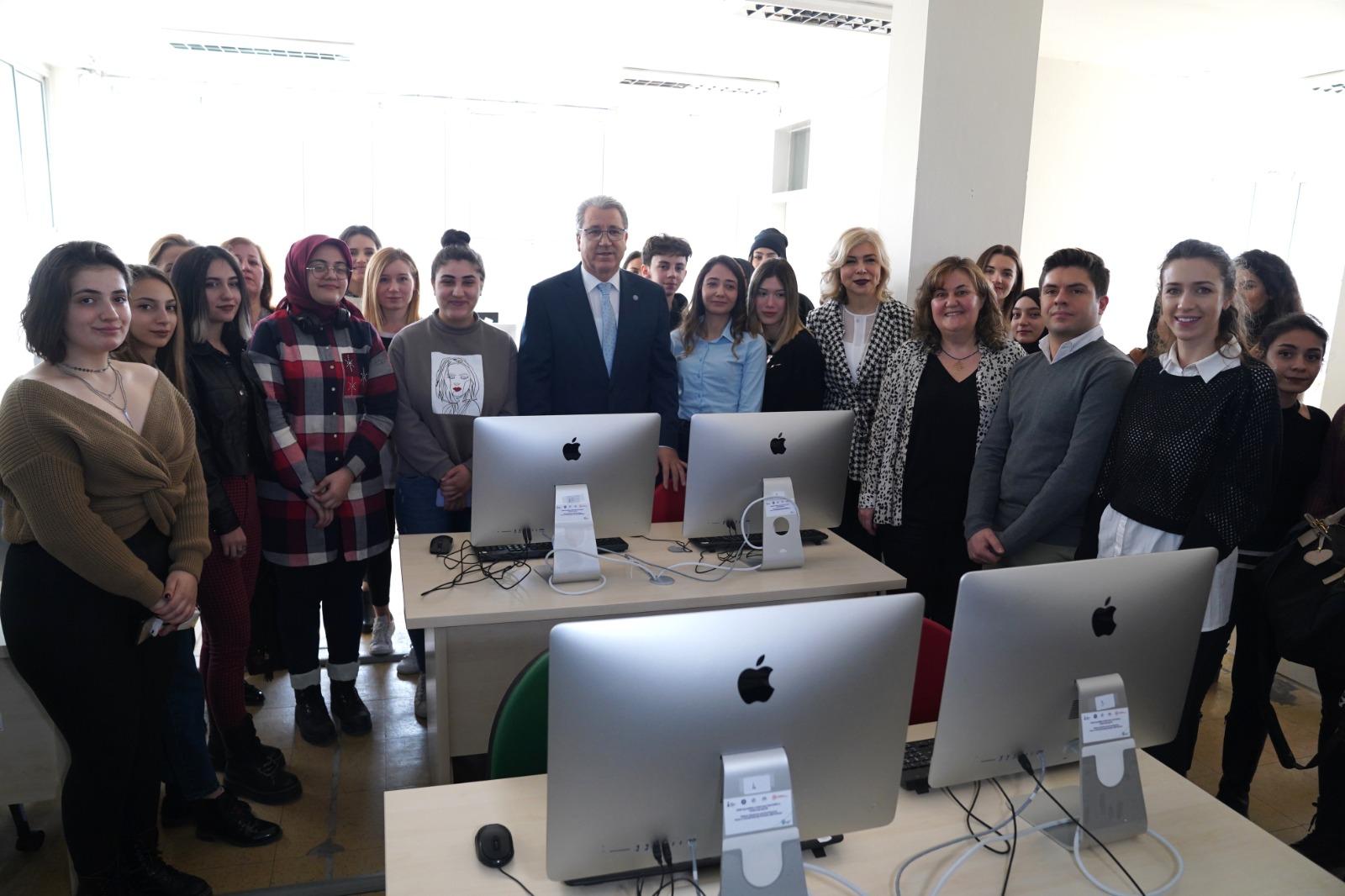 EÜ Moda ve Tasarım Yüksekokulu, en çok tercih edilen “Moda Tasarımı