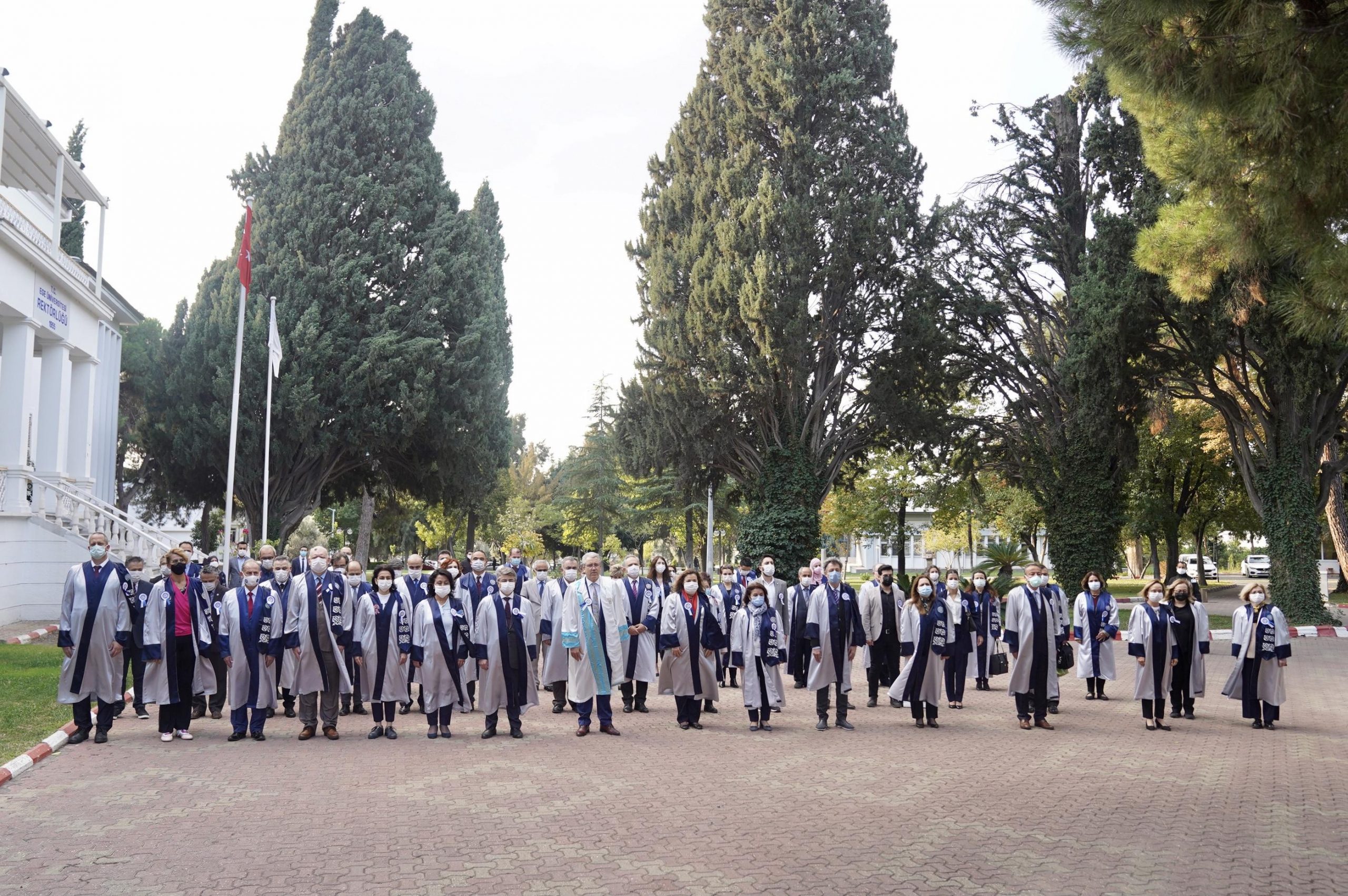 Rektör Budak,  Atatürk Büstüne Çelenk Sundu