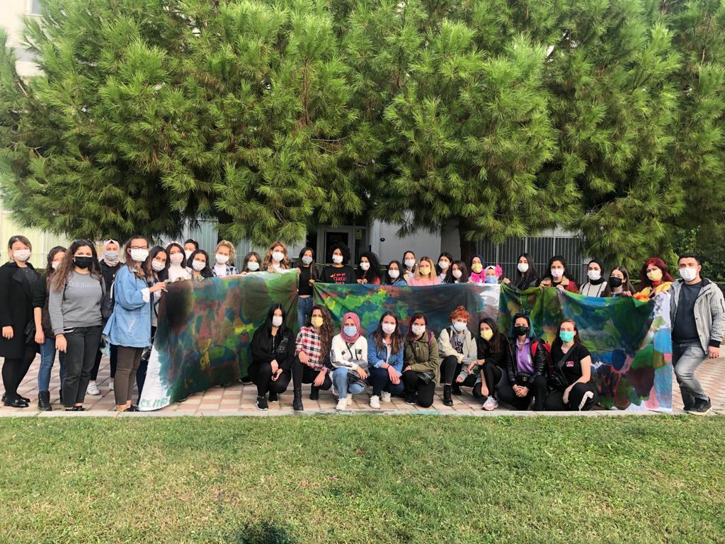 Egeli gençler, depremzede çocuklara moral oluyor