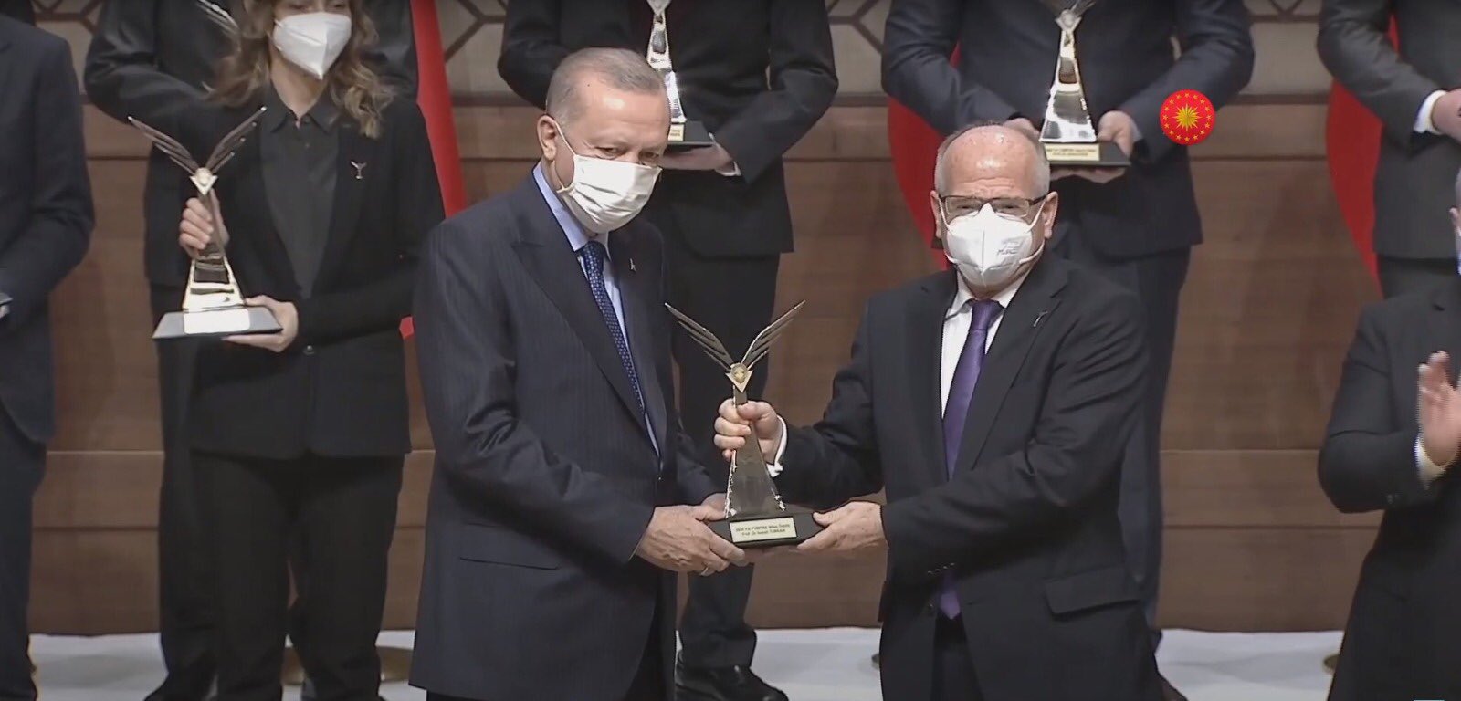 TÜBİTAK ödüllü Egeli akademisyen ödülünü Cumhurbaşkanı Erdoğan’ın elinden aldı