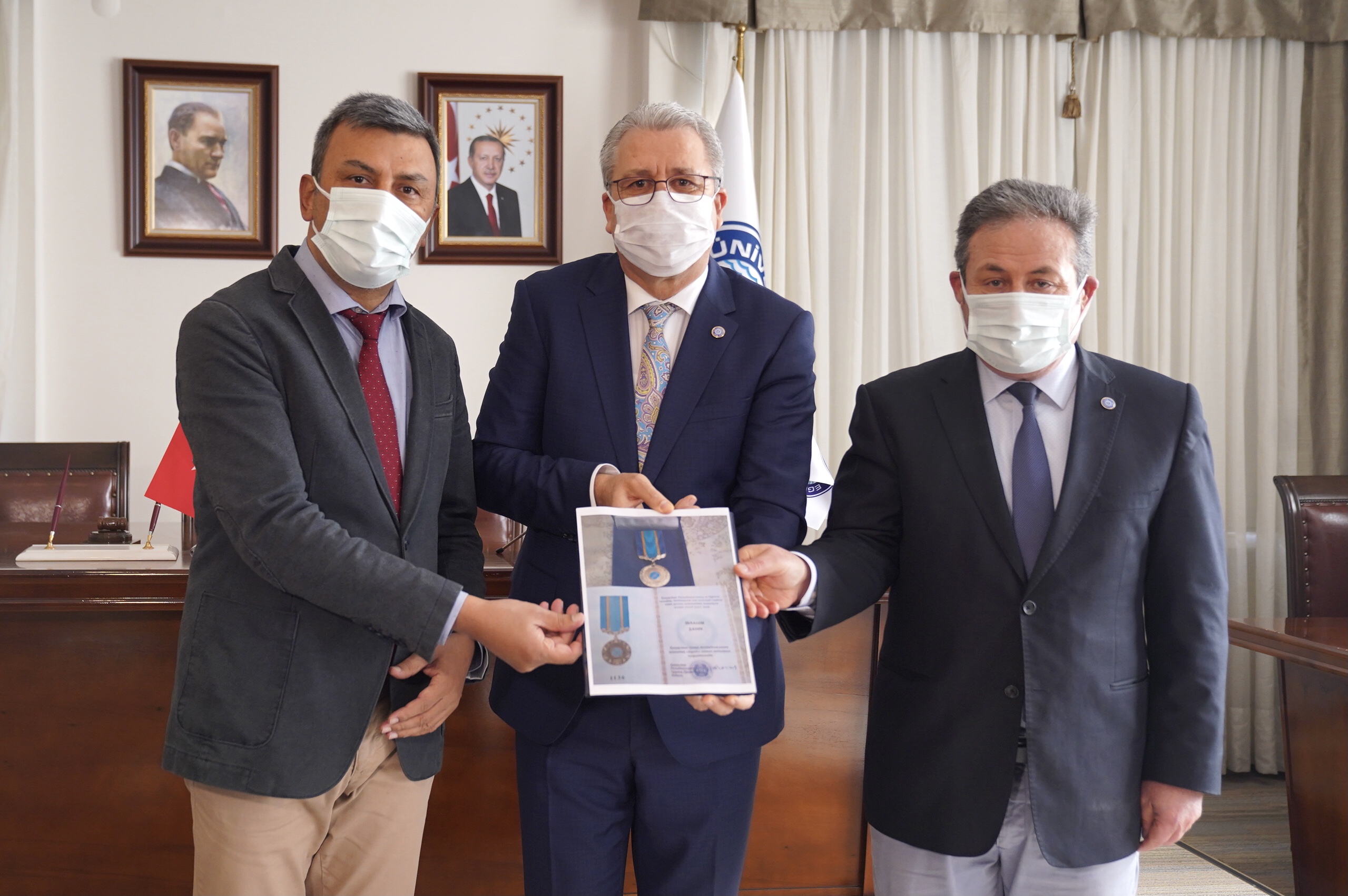 Kazakistan Halk Meclisi tarafından Doç. Dr. Şahin’e “Birlik” altın madalya ödülü verildi