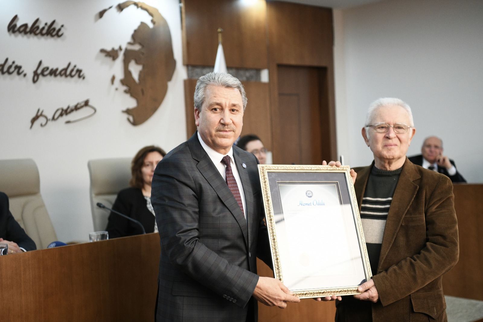 Prof. Dr. Metin Birkan Yıldırım’a Ege Üniversitesi Senatosu tarafından Hizmet Ödülü verildi