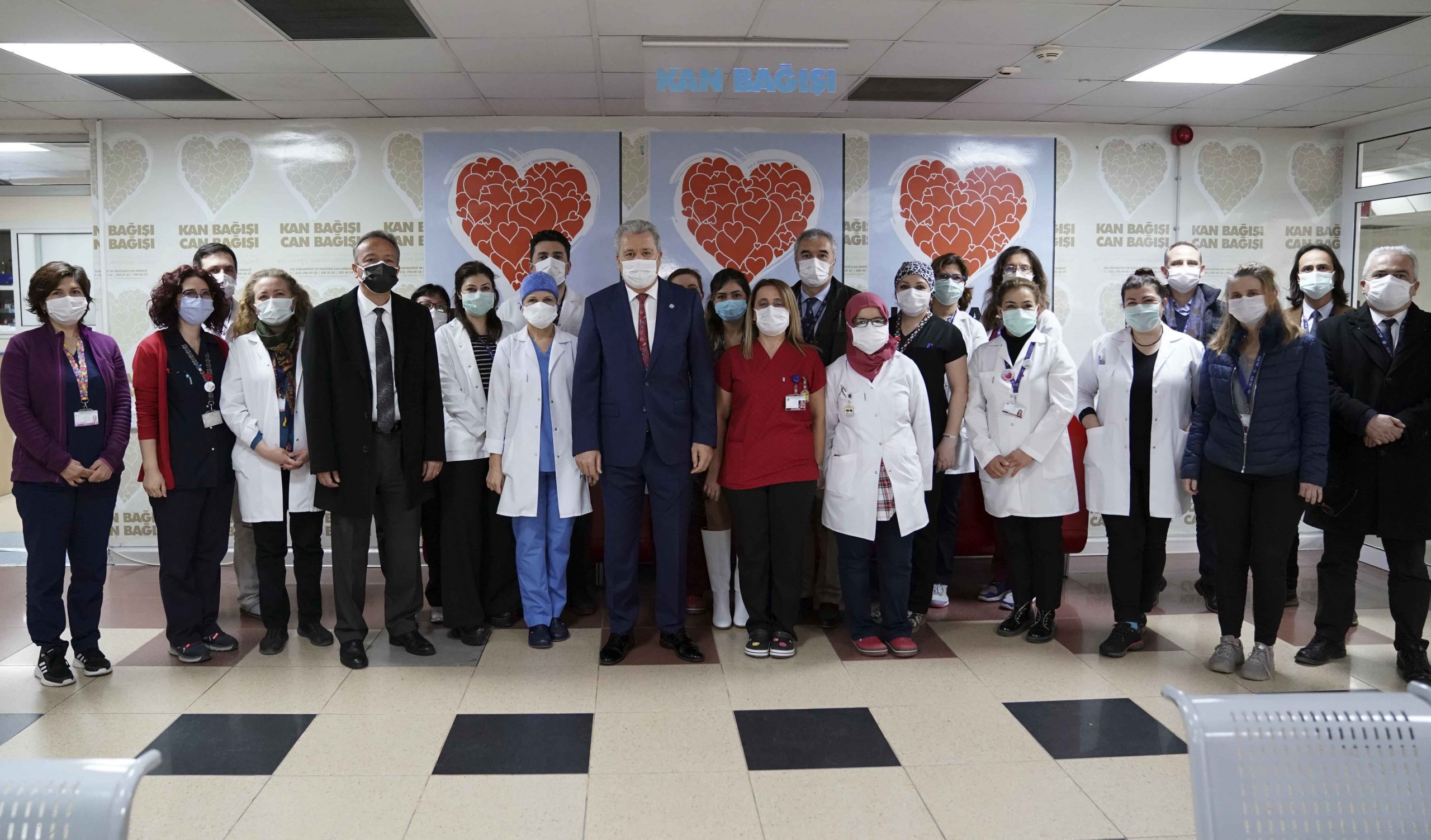Rektör Budak, Covid hastalarına immun plazma sağlayan ilk merkezi ziyaret etti