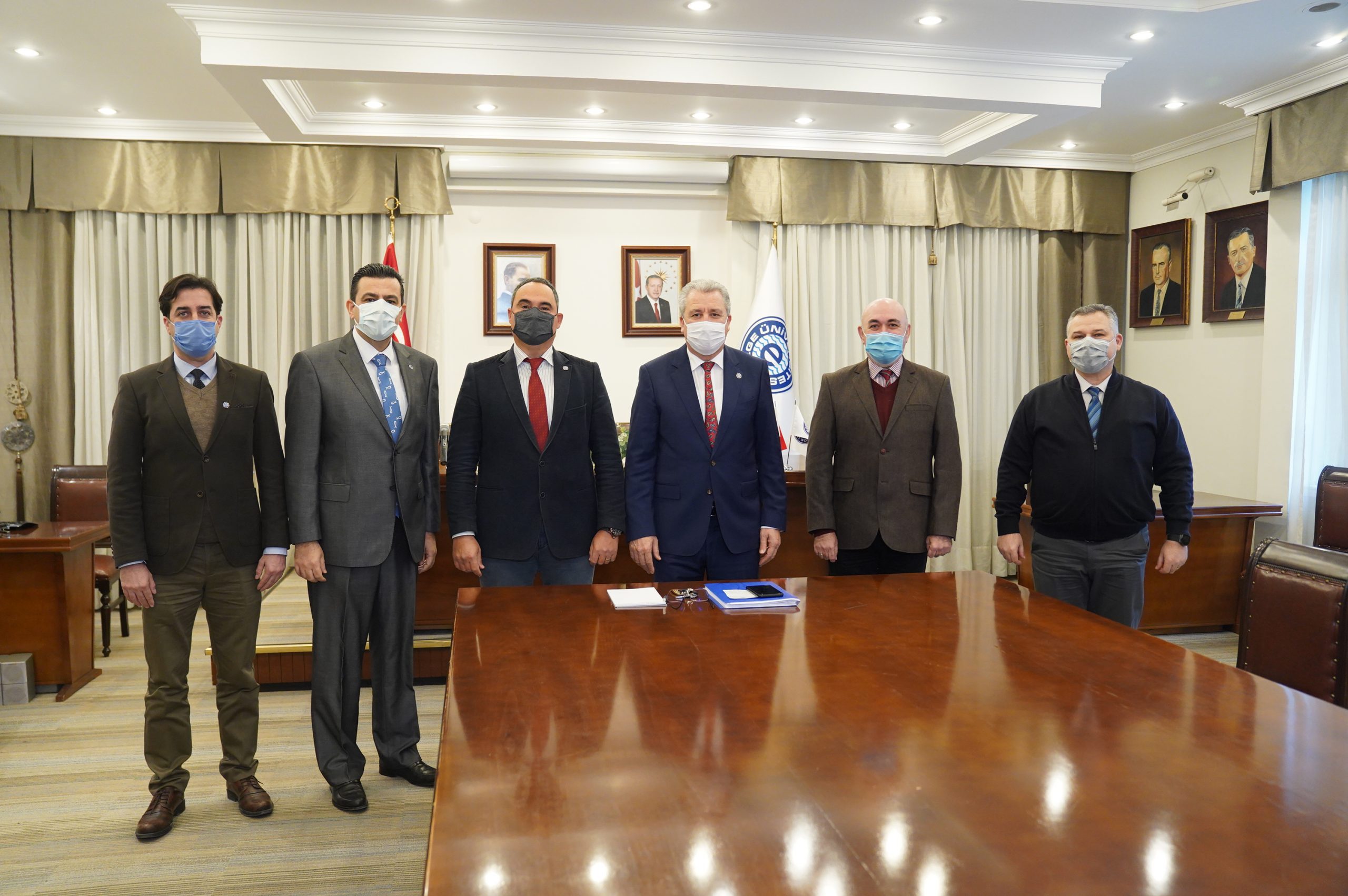 Egeli bilim insanları balık çiftliklerinin tuhaf misafirlerini araştırdı