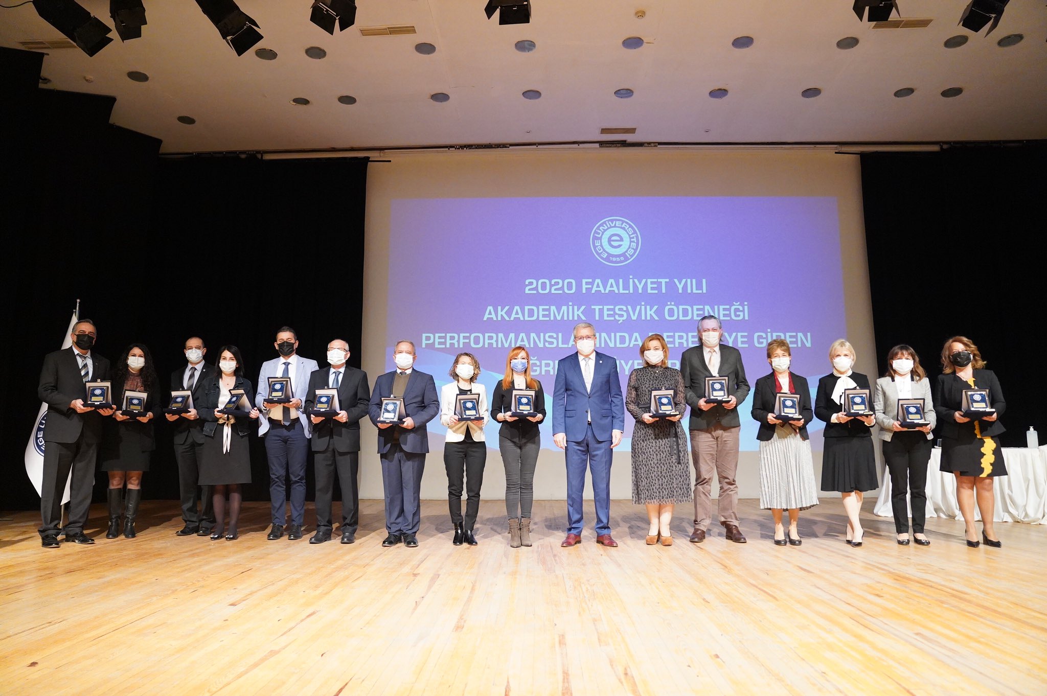 EÜ’de başarılı akademisyenler ödüllendirildi