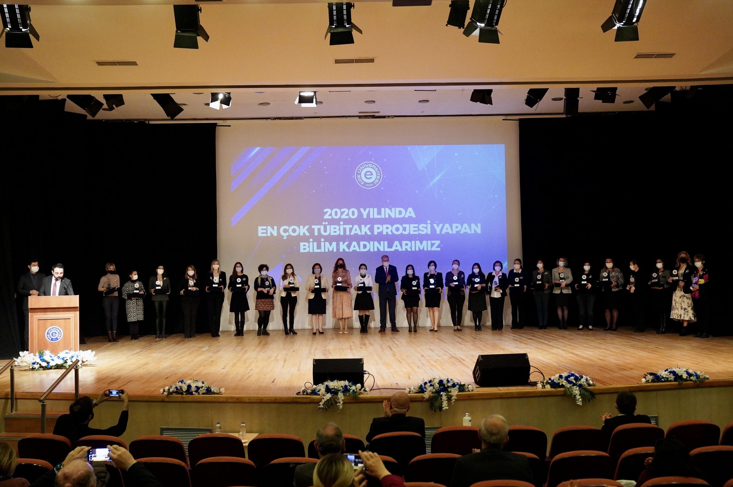 Rektör Budak’tan Egeli bilim kadınlarına plaket