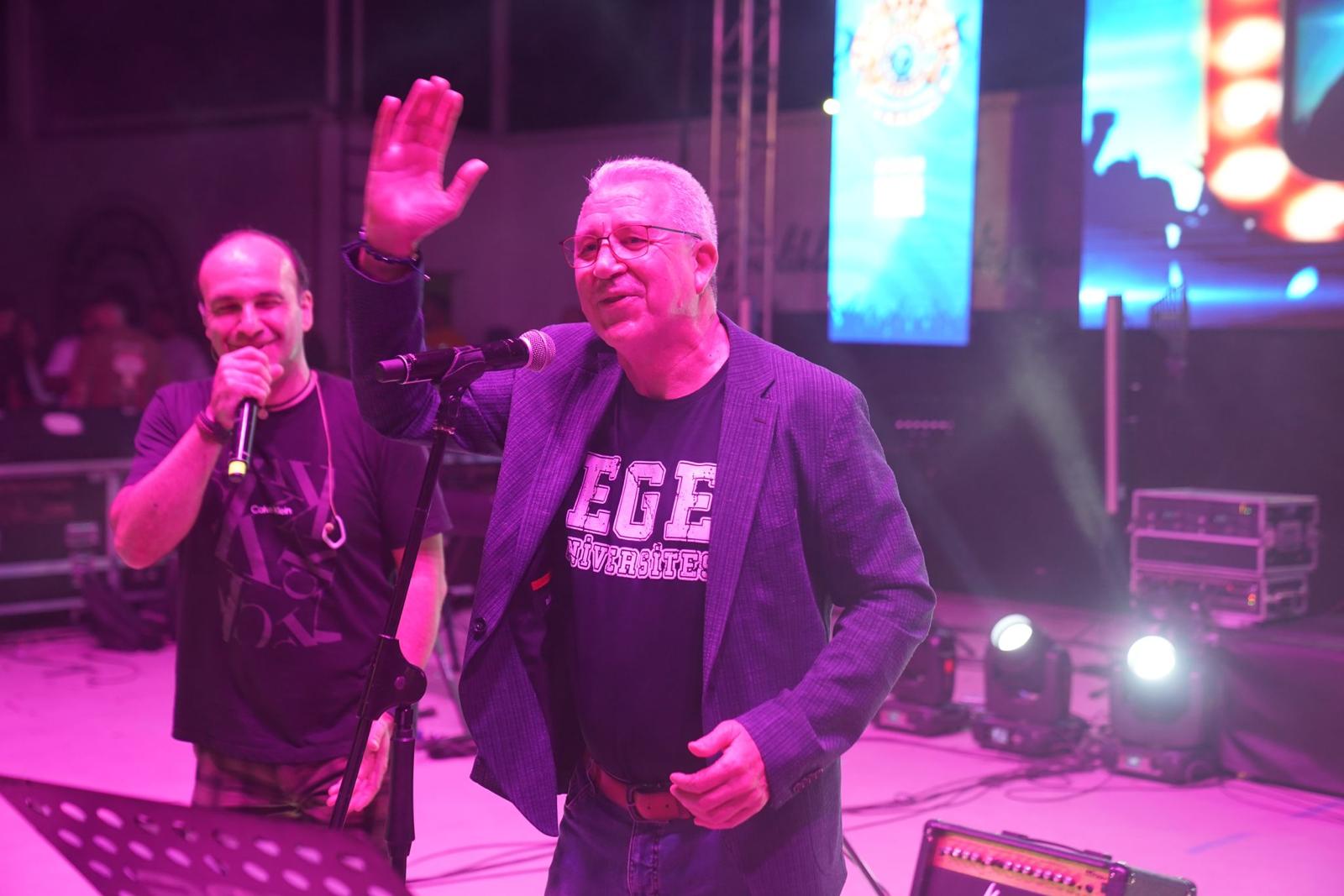 Rektör Prof. Dr. Budak, The Rocktors ile sahne aldı