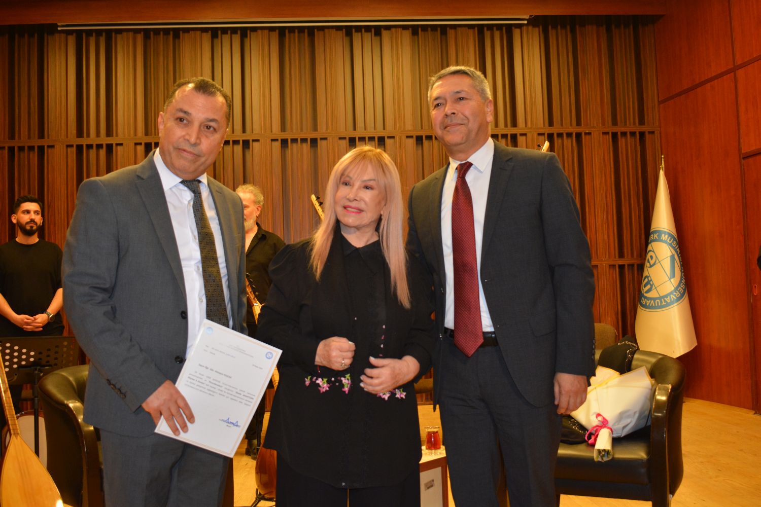 Bedia Akartürk  kulakların pasını sildi