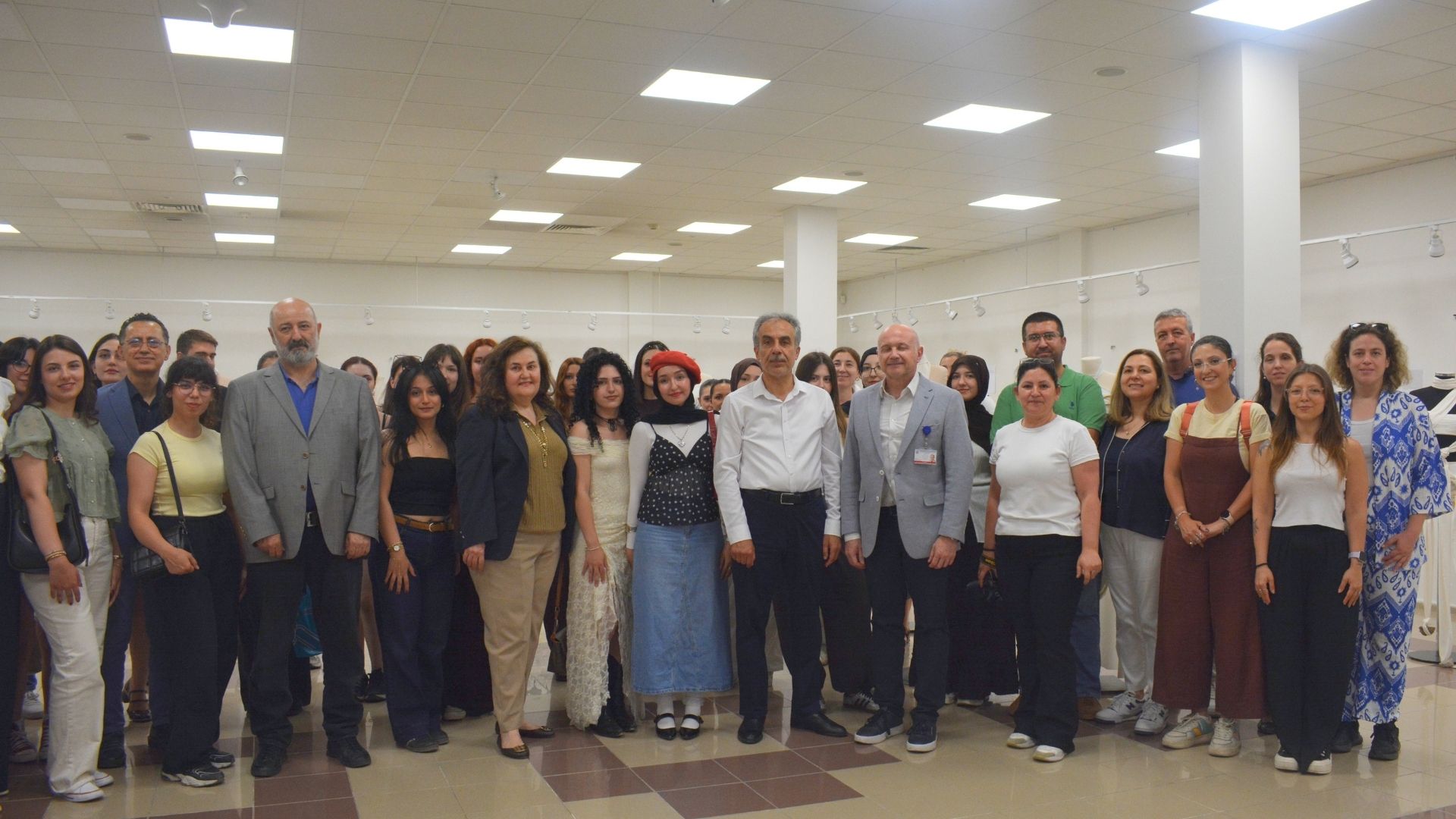 Ege Üniversitesinde “Kabuk” drapaj sergisi sanatseverlerle buluştu