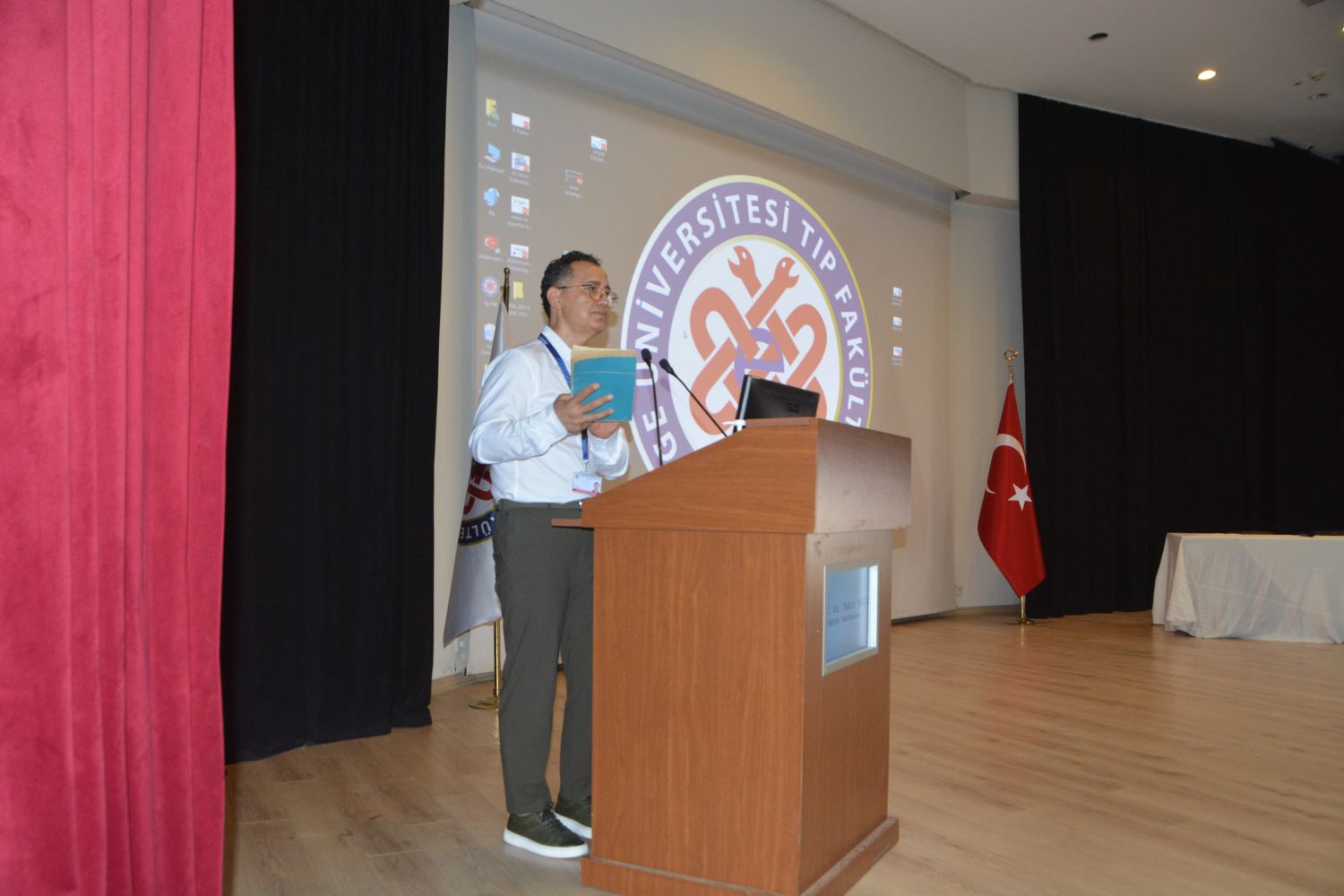 Prof. Dr. Tahir Yağdı, ” Hekimlik sadece bir meslek değil, yaşam biçimidir “